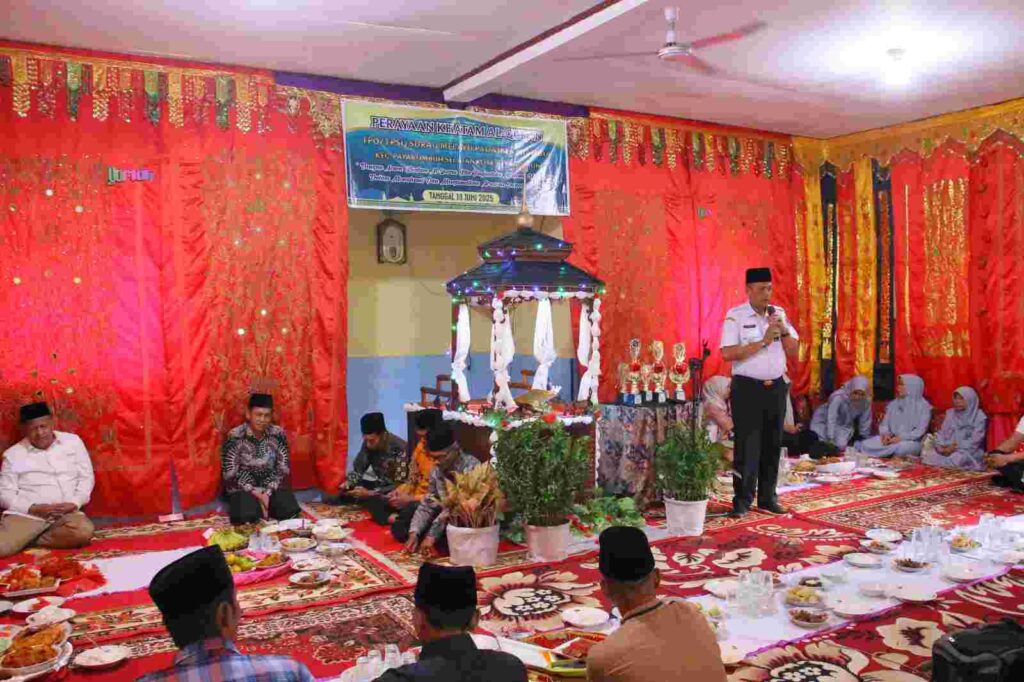 Wakil Wali Kota Payakumbuh Elzadaswarman memberikan sambutan pada acara Khatam Al-Qur’an di Surau Malayu, Padang Karambia.
