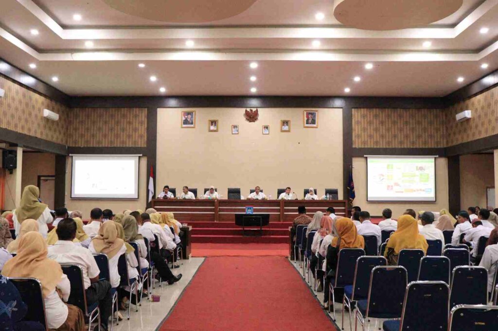 Sekda Kota Payakumbuh pimpin rapat koordinasi pengelolaan sampah bersama kepala sekolah se-Kota Payakumbuh di Aula Ngalau.