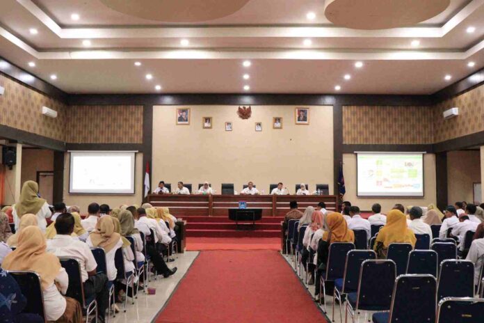 Sekda Kota Payakumbuh pimpin rapat koordinasi pengelolaan sampah bersama kepala sekolah se-Kota Payakumbuh di Aula Ngalau.