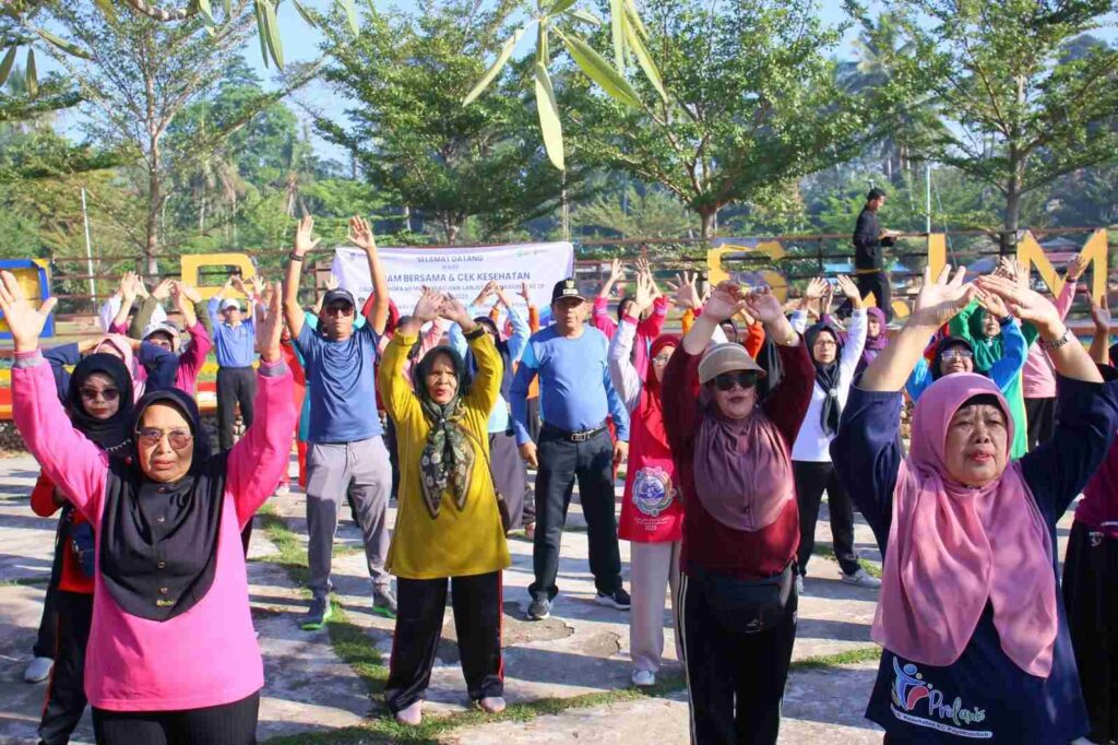 Lansia Kota Payakumbuh mengikuti senam pagi bersama dalam rangka peringatan Hari Lanjut Usia Nasional 2025 di Taman Batang Agam.