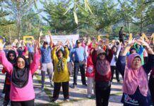 Lansia Kota Payakumbuh mengikuti senam pagi bersama dalam rangka peringatan Hari Lanjut Usia Nasional 2025 di Taman Batang Agam.