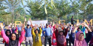 Lansia Kota Payakumbuh mengikuti senam pagi bersama dalam rangka peringatan Hari Lanjut Usia Nasional 2025 di Taman Batang Agam.