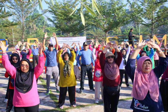 Semarak HLUN 2025: Lansia Payakumbuh Senam Bersama di Taman Batang Agam Lansia Kota Payakumbuh mengikuti senam pagi bersama dalam rangka peringatan Hari Lanjut Usia Nasional 2025 di Taman Batang Agam.