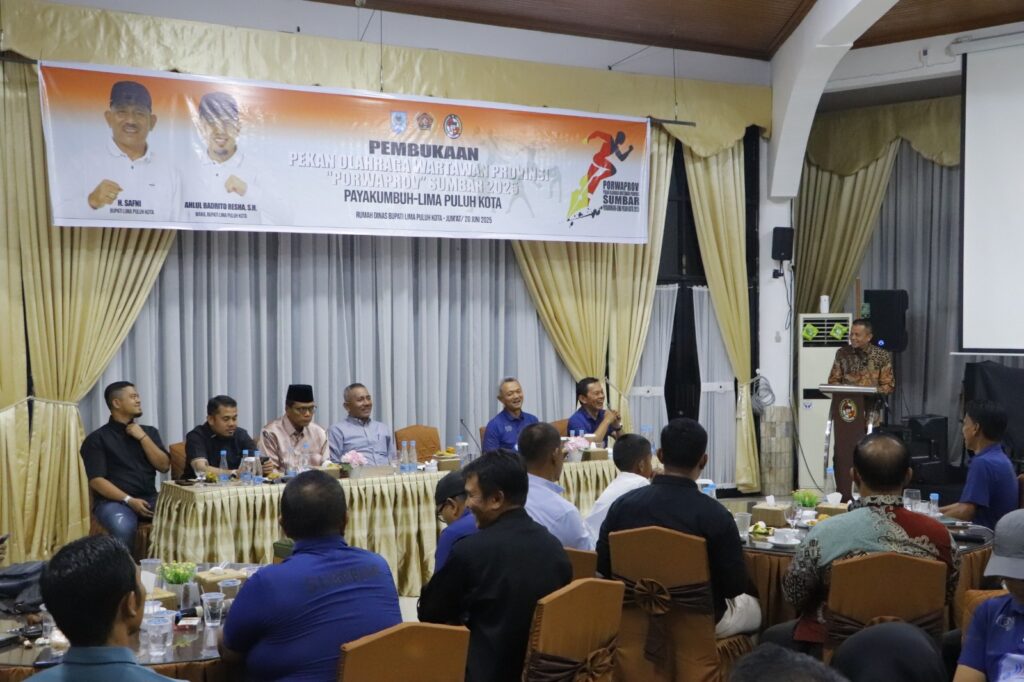 Wakil Wali Kota Payakumbuh Elzadaswarman menyampaikan sambutan pada pembukaan Porwarprov Sumbar 2025 di Rumah Dinas Bupati Lima Puluh Kota, dihadiri unsur pimpinan daerah dan wartawan se-Sumatera Barat.