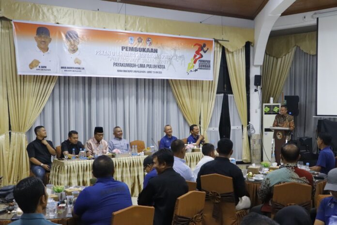 Pembukaan Porwarprov Sumbar 2025: Sinergi Wartawan dan Pemerintah Daerah Wakil Wali Kota Payakumbuh Elzadaswarman menyampaikan sambutan pada pembukaan Porwarprov Sumbar 2025 di Rumah Dinas Bupati Lima Puluh Kota, dihadiri unsur pimpinan daerah dan wartawan se-Sumatera Barat.