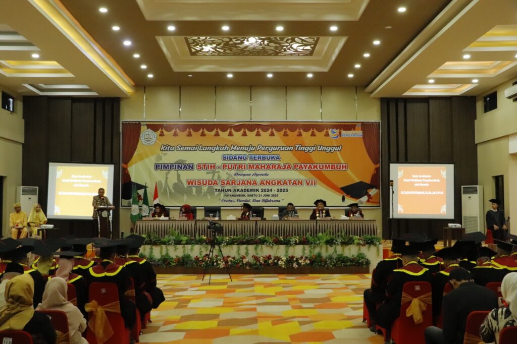 Wawako Payakumbuh Elzadaswarman menghadiri wisuda sarjana STIH Putri Maharaja Payakumbuh Tahun Akademik 2024–2025.