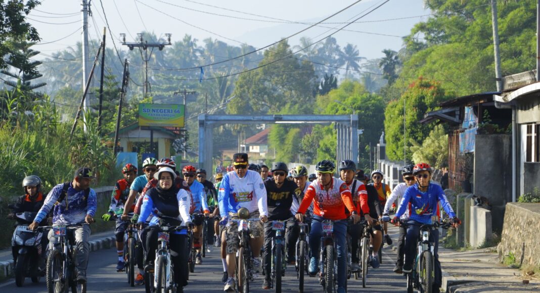 Rombongan peserta Gowes Silaturahmi 4 bersepeda bersama di jalan kota Payakumbuh, dipimpin Wakil Wali Kota Elzadaswarman.