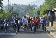 Rombongan peserta Gowes Silaturahmi 4 bersepeda bersama di jalan kota Payakumbuh, dipimpin Wakil Wali Kota Elzadaswarman.