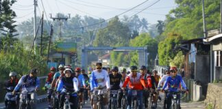 Rombongan peserta Gowes Silaturahmi 4 bersepeda bersama di jalan kota Payakumbuh, dipimpin Wakil Wali Kota Elzadaswarman.
