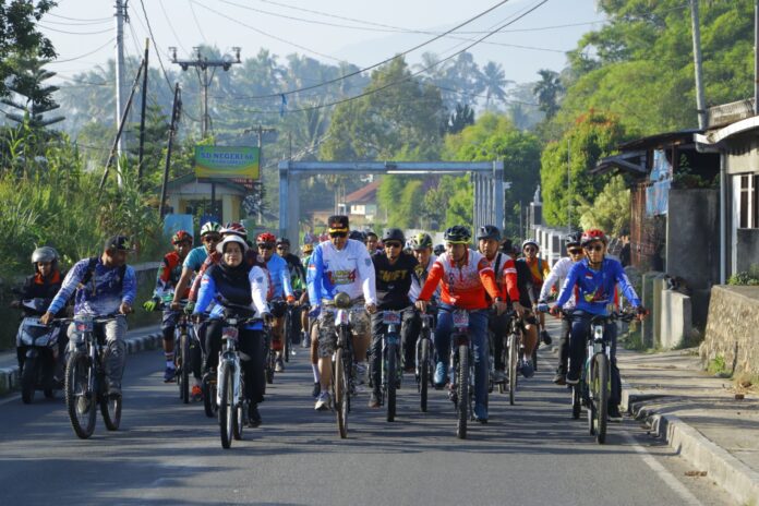 Rombongan peserta Gowes Silaturahmi 4 bersepeda bersama di jalan kota Payakumbuh, dipimpin Wakil Wali Kota Elzadaswarman.