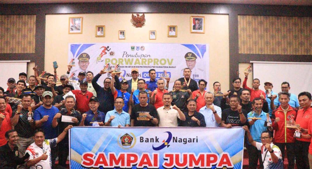 Foto penutupan Porwarprov Sumbar 2025 di Payakumbuh dengan peserta dan panitia berpose bersama mengangkat trofi
