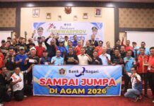 Foto penutupan Porwarprov Sumbar 2025 di Payakumbuh dengan peserta dan panitia berpose bersama mengangkat trofi