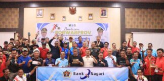 Foto penutupan Porwarprov Sumbar 2025 di Payakumbuh dengan peserta dan panitia berpose bersama mengangkat trofi