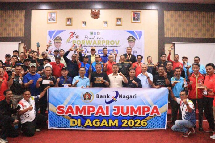 Foto penutupan Porwarprov Sumbar 2025 di Payakumbuh dengan peserta dan panitia berpose bersama mengangkat trofi