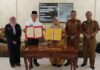 Wali Kota Payakumbuh dan Rektor Universitas Abdurrab menunjukkan dokumen kerja sama usai penandatanganan nota kesepahaman di Pendopo Rumah Dinas Wali Kota.