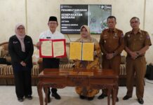 Wali Kota Payakumbuh dan Rektor Universitas Abdurrab menunjukkan dokumen kerja sama usai penandatanganan nota kesepahaman di Pendopo Rumah Dinas Wali Kota.