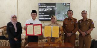 Wali Kota Payakumbuh dan Rektor Universitas Abdurrab menunjukkan dokumen kerja sama usai penandatanganan nota kesepahaman di Pendopo Rumah Dinas Wali Kota.