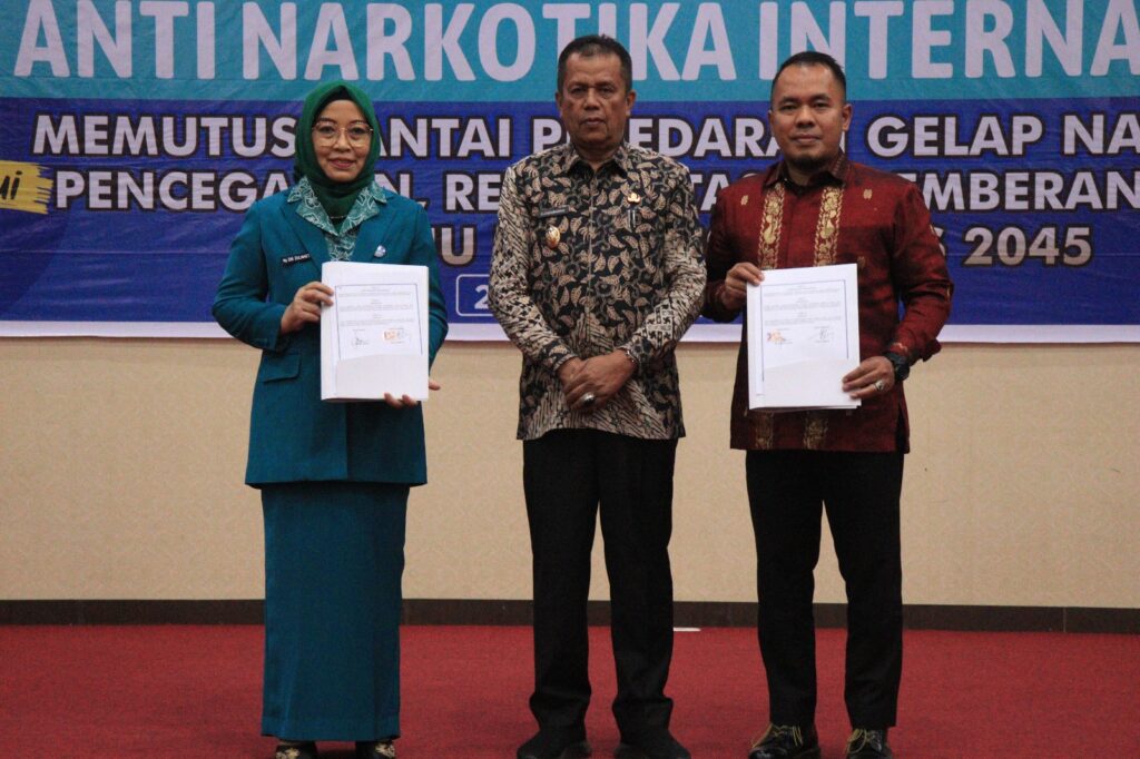 Penandatanganan kerja sama pemberantasan narkoba antara TP-PKK Payakumbuh dan BNNK dalam peringatan HANI 2025