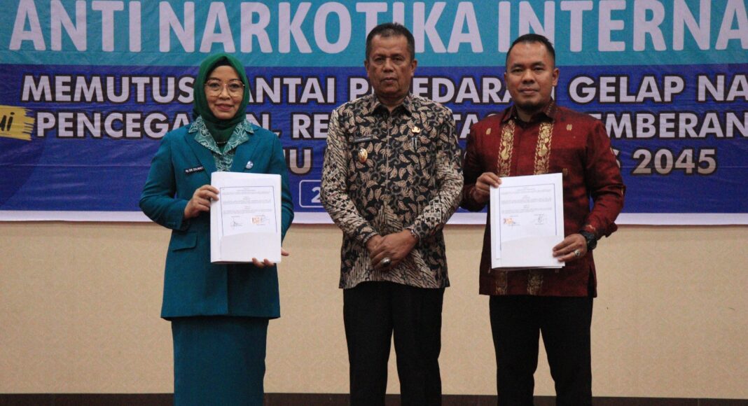 Penandatanganan kerja sama pemberantasan narkoba antara TP-PKK Payakumbuh dan BNNK dalam peringatan HANI 2025