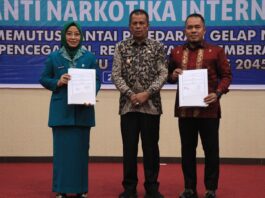 Penandatanganan kerja sama pemberantasan narkoba antara TP-PKK Payakumbuh dan BNNK dalam peringatan HANI 2025