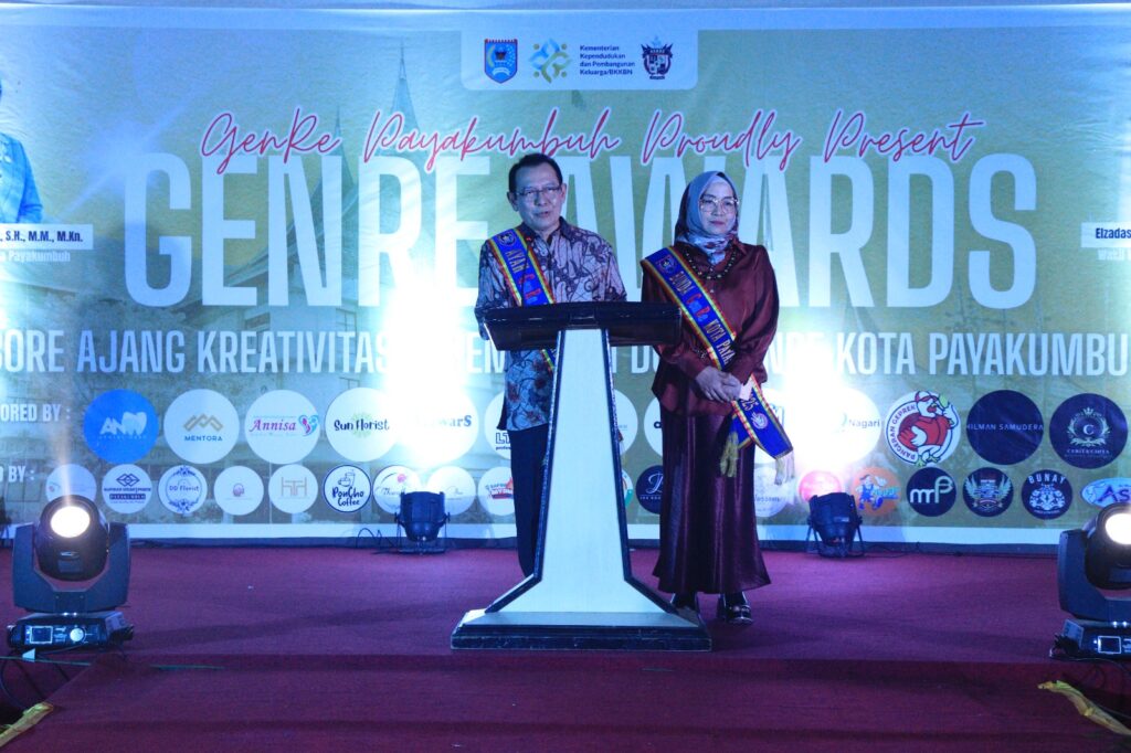 Wali Kota Zulmaeta dan Ketua TP-PKK Payakumbuh Eni Muis Zulmaeta dikukuhkan sebagai Ayah dan Bunda GenRe 2025 saat GenRe Awards di Payakumbuh