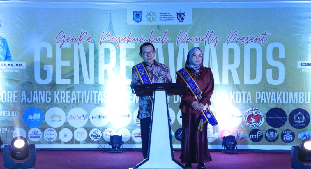 Wali Kota Zulmaeta dan Ketua TP-PKK Payakumbuh Eni Muis Zulmaeta dikukuhkan sebagai Ayah dan Bunda GenRe 2025 saat GenRe Awards di Payakumbuh