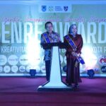 Wali Kota Zulmaeta dan Ketua TP-PKK Payakumbuh Eni Muis Zulmaeta dikukuhkan sebagai Ayah dan Bunda GenRe 2025 saat GenRe Awards di Payakumbuh