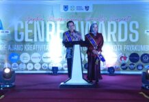 Wali Kota Zulmaeta dan Ketua TP-PKK Payakumbuh Eni Muis Zulmaeta dikukuhkan sebagai Ayah dan Bunda GenRe 2025 saat GenRe Awards di Payakumbuh