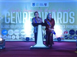 Wali Kota Zulmaeta dan Ketua TP-PKK Payakumbuh Eni Muis Zulmaeta dikukuhkan sebagai Ayah dan Bunda GenRe 2025 saat GenRe Awards di Payakumbuh