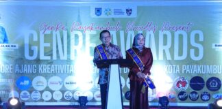 Wali Kota Zulmaeta dan Ketua TP-PKK Payakumbuh Eni Muis Zulmaeta dikukuhkan sebagai Ayah dan Bunda GenRe 2025 saat GenRe Awards di Payakumbuh