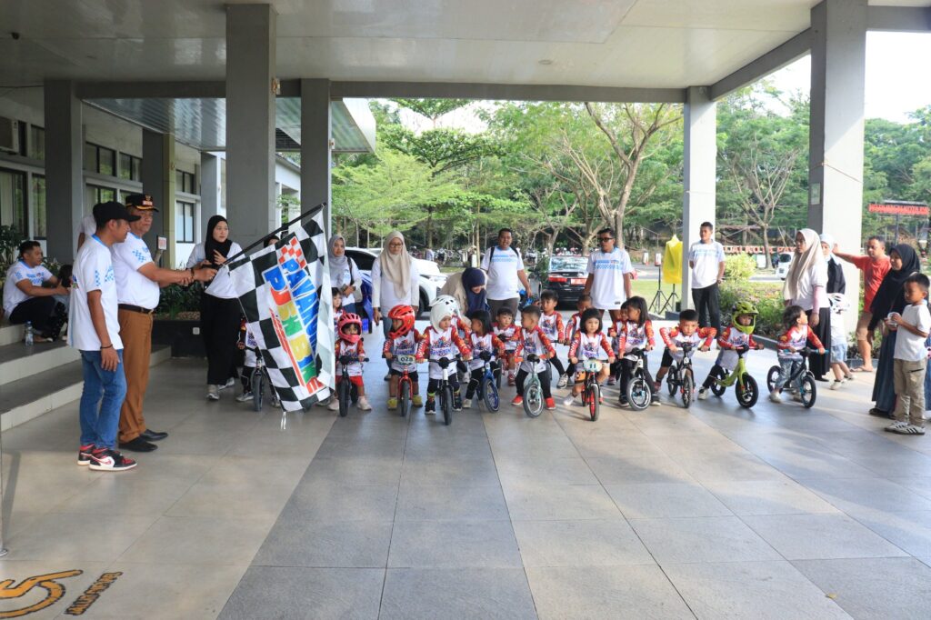 Wawako Payakumbuh Elzadaswarman melepas 29 anak peserta Pushbike Championship menuju ajang nasional di Padang