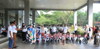 Wawako Payakumbuh Elzadaswarman melepas 29 anak peserta Pushbike Championship menuju ajang nasional di Padang