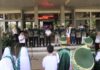 Wakil Wali Kota Payakumbuh Elzadaswarman memberikan sambutan kepada rombongan anak-anak Khatam Al Quran dari TPQ Mushalla Pincuran Sabil di halaman kantor wali kota.