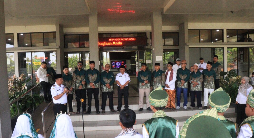 Wakil Wali Kota Payakumbuh Elzadaswarman memberikan sambutan kepada rombongan anak-anak Khatam Al Quran dari TPQ Mushalla Pincuran Sabil di halaman kantor wali kota.