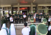 Wakil Wali Kota Payakumbuh Elzadaswarman memberikan sambutan kepada rombongan anak-anak Khatam Al Quran dari TPQ Mushalla Pincuran Sabil di halaman kantor wali kota.