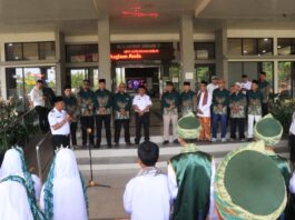 Wakil Wali Kota Payakumbuh Elzadaswarman memberikan sambutan kepada rombongan anak-anak Khatam Al Quran dari TPQ Mushalla Pincuran Sabil di halaman kantor wali kota.