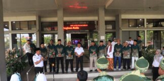 Wakil Wali Kota Payakumbuh Elzadaswarman memberikan sambutan kepada rombongan anak-anak Khatam Al Quran dari TPQ Mushalla Pincuran Sabil di halaman kantor wali kota.