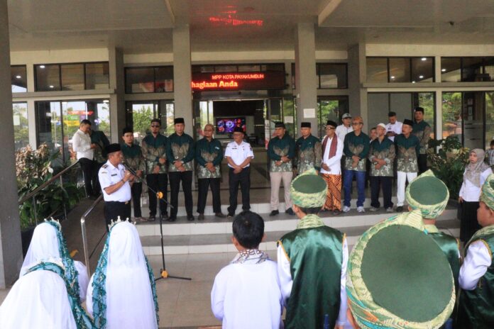 Wawako Payakumbuh Sambut Peserta Khatam Al Quran di Halaman Kantor Wali Kota Wakil Wali Kota Payakumbuh Elzadaswarman memberikan sambutan kepada rombongan anak-anak Khatam Al Quran dari TPQ Mushalla Pincuran Sabil di halaman kantor wali kota.