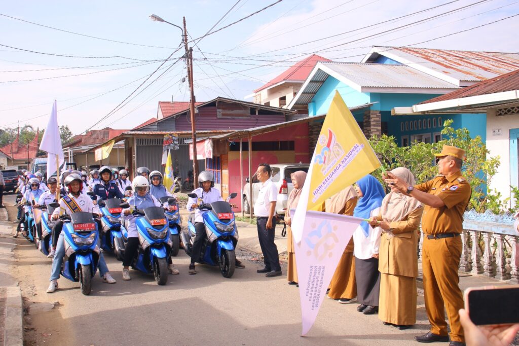 Wakil Wali Kota Payakumbuh melepas peserta Kirab Bangga Kencana dalam rangka Harganas ke-32