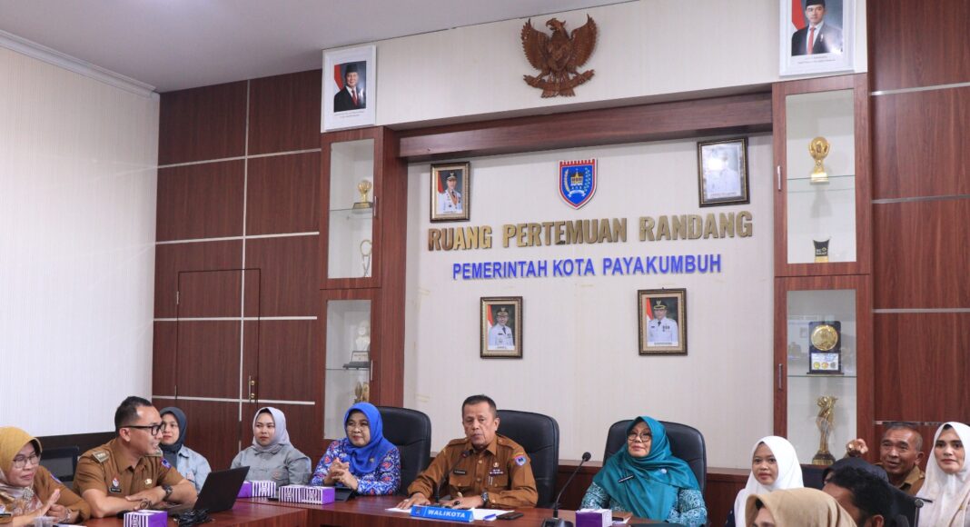 Wakil Wali Kota Payakumbuh mengikuti sesi penilaian nasional Rumah DataKu secara daring di Ruang Pertemuan Randang.