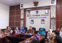 Wakil Wali Kota Payakumbuh mengikuti sesi penilaian nasional Rumah DataKu secara daring di Ruang Pertemuan Randang.