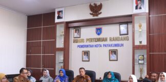 Wakil Wali Kota Payakumbuh mengikuti sesi penilaian nasional Rumah DataKu secara daring di Ruang Pertemuan Randang.