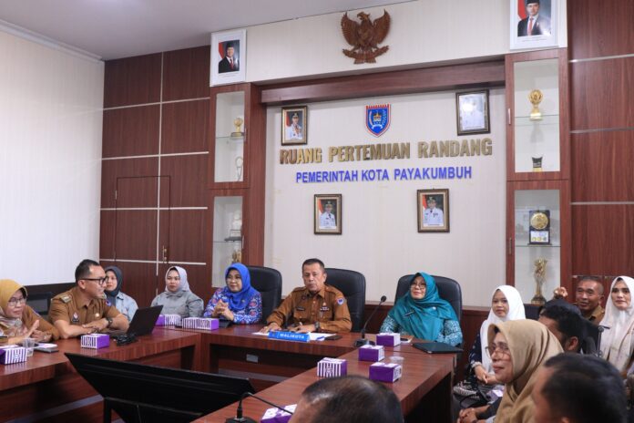 Pemko Payakumbuh Ikuti Penilaian Nasional Rumah DataKu 2025 Secara Virtual Wakil Wali Kota Payakumbuh mengikuti sesi penilaian nasional Rumah DataKu secara daring di Ruang Pertemuan Randang.