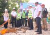 Wali Kota Payakumbuh Zulmaeta bersama pejabat dan tokoh masyarakat melakukan peletakan batu pertama pembangunan relokasi Puskesmas Parik Rantang di Padang Tinggi Piliang.