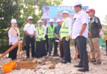 Wali Kota Payakumbuh Zulmaeta bersama pejabat dan tokoh masyarakat melakukan peletakan batu pertama pembangunan relokasi Puskesmas Parik Rantang di Padang Tinggi Piliang.