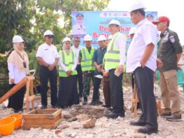 Wali Kota Payakumbuh Zulmaeta bersama pejabat dan tokoh masyarakat melakukan peletakan batu pertama pembangunan relokasi Puskesmas Parik Rantang di Padang Tinggi Piliang.
