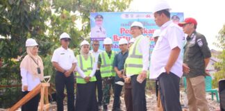 Wali Kota Payakumbuh Zulmaeta bersama pejabat dan tokoh masyarakat melakukan peletakan batu pertama pembangunan relokasi Puskesmas Parik Rantang di Padang Tinggi Piliang.