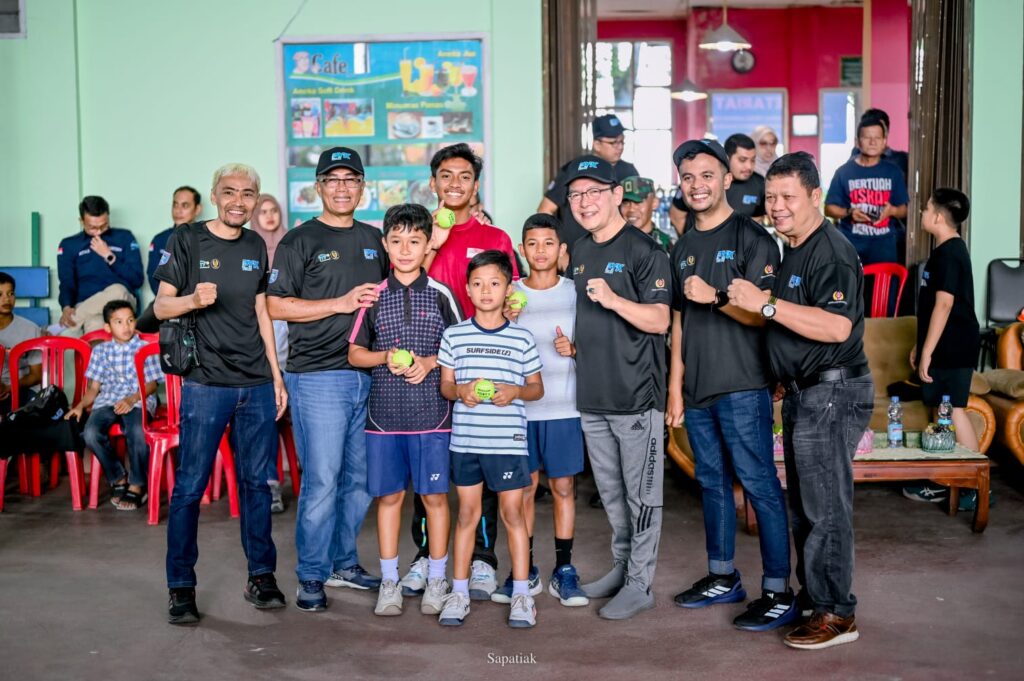 Wali Kota Payakumbuh dan panitia Kejurnas Tenis Junior 2025 foto bersama para atlet muda di Lapangan Tenis Indoor Payakumbuh.