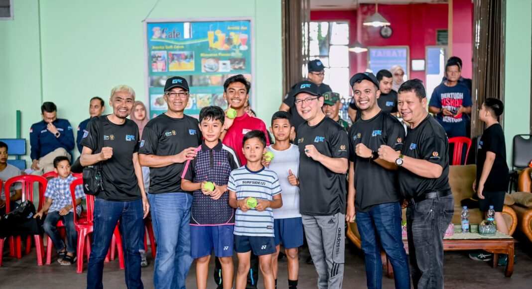 Wali Kota Payakumbuh dan panitia Kejurnas Tenis Junior 2025 foto bersama para atlet muda di Lapangan Tenis Indoor Payakumbuh.
