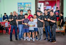 Wali Kota Payakumbuh dan panitia Kejurnas Tenis Junior 2025 foto bersama para atlet muda di Lapangan Tenis Indoor Payakumbuh.